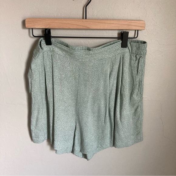 H&M Green Shorts Size 10 - Picture 1 of 4